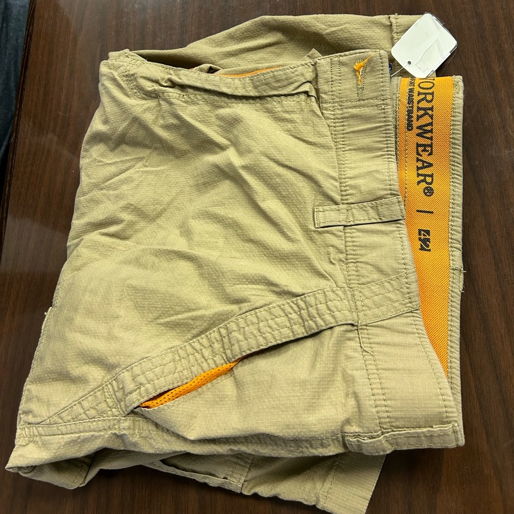 Kaki shorts used- like new MN008